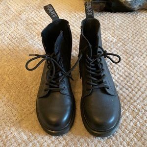 Dr. Martens kids size 5 (fits women’s size 7)